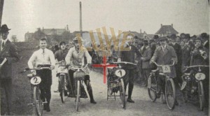 Startaufstellung der kleinen Motorräder zum Feldbergrennen 1924 vor dem Start beim Hotel Schiff im Hintergrund sind Gebäude von Freiburg zu erkennen.
