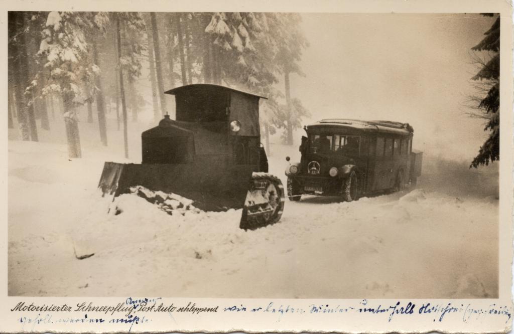Schneepflug schleppt Postbus ab auf dem Feldberg